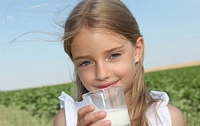 Кому и почему не следует пить молоко