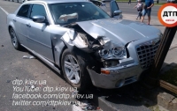 ДТП в Киеве: Chrysler протаранил Peugeot, есть пострадавшие