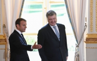 Порошенко призвал Макрона усилить давление на Россию