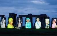 Друиды сочли оскорбительной проекцию портретов Елизаветы II на Стоунхендж