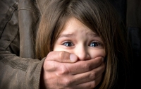 Неизвестные похитили из рук женщины маленькую дочку в Киеве на Подоле