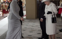 Жена президента Турции шокировала Королеву Великобритании своей обувью (ФОТО)