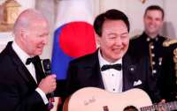 Президент Південної Кореї у Білому домі заспівав Байдену American Pie (відео)