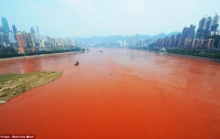Янцзы внезапно изменила цвет – стала кроваво-красной (ФОТО)