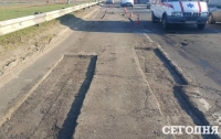 Иномарка попала в аварию из-за дорожного ремонта в Киеве