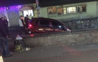В Киеве авто влетело на ступеньки спуска