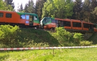 Ошибка машиниста: в Чехии столкнулись поезда, пострадали люди (видео)