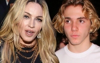 Сын Мадонны публично оскорбил ее в Instagram