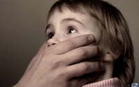 Неизвестный изнасиловал трехлетнюю девочку на Кировоградщине