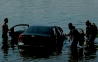 Пока киевлянин рыбачил, его автомобиль утонул