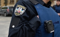 Полицейские киевского метрополитена задержала мужчину с огромным пакетом конопли