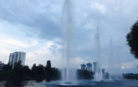 Сотни киевлян пришли посмотреть на обновлённые фонтаны на Русановском канале (ВИДЕО)