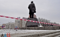 В Донецке Ленину повредили правую пятку