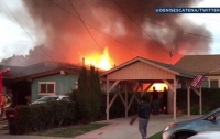 В Калифорнии самолет врезался в жилой дом