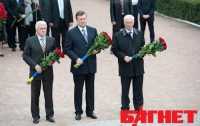 Янукович, Азаров и Литвин возложили цветы к Монументу жертвам Бабьего Яра (ФОТО)