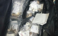 В Харьковской области задержали женщину, которая пыталась незаконно вывезти в Россию золото стоимостью более 2 млн гривен