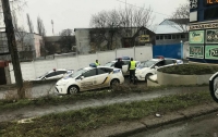 В Одессе автомобиль патрульных слетел с моста, двое пострадавших