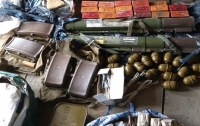 В гаражном кооперативе Киева правоохранители изъяли арсенал оружия