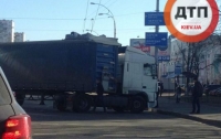 Массовое ДТП в Киеве: фура зацепила 