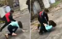 Повалил и ударил ногой девушку: в Харькове сняли жестокую драку школьников
