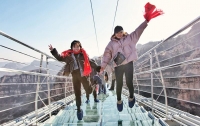 В Китае открыли мост из стекла на высоте 2 тыс. м над уровнем моря