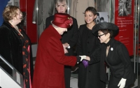 Королева Великобритании пожала руку Йоко Оно (ФОТО)