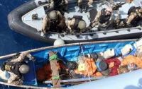 Немецкие военные моряки обстреляли и захватили пиратское судно 