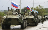 Оккупанты стягивают в Крым военную технику (видео)