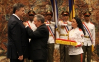 Януковича наградили на Кубе «в знак уважения и любви»