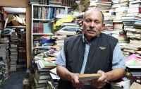 Колумбиец 20 лет собирал книги на свалках и открыл библиотеку