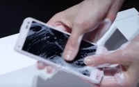 Смартфон, который можно помыть водой с мылом, разработали в Японии
