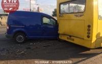 В Киеве авто на скорости влетело в маршрутку возле остановки
