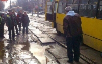 В Киеве маршрутка провалилась в яму на трамвайной колее