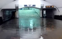 В Киеве дождевой водой залило метро (ВИДЕО)