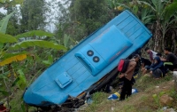 В Индонезии автобус слетел в овраг, погибли более 20 человек