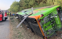 В Германии перевернулся пассажирский автобус (видео)
