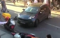 Решил отомстить: в Стамбуле автомобиль въехал в толпу