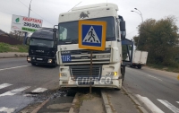 ДТП в Киеве: автовоз с новенькими авто влетел в дорожный знак