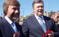 Янукович показал севастопольцам нового кандидата в депутаты