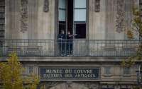 Грабители попытались продать похищенные из Лувра драгоценности через даркнет