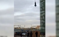 Прыжок с башенного крана закончился ударом головой (видео)