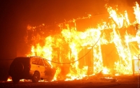 Масштабный пожар уничтожил часть киевского рынка (видео)