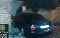 ДТП в Харькове: иномарка протаранила кирпичный забор