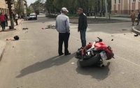 Мотоциклист въехал в толпу во Львовской области, пятеро раненых (видео)
