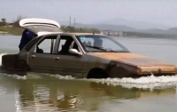Напуганный наводнениями, владелец построил машину-амфибию (видео)