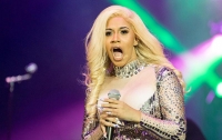 У популярной американской певицы во время выступления порвался костюм