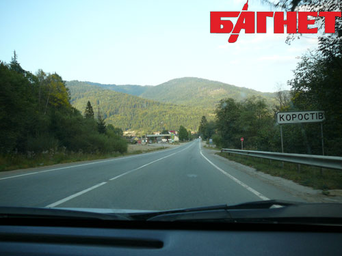 Трасса М-06 в районе населенного пункта Коростив Львовской области, дорога в горах не всегда пустынна – за поворотом можно уткнуться в хвост колонны из фур