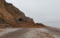 Морское побережье с постройками обвалилось в Крыму (ФОТО)