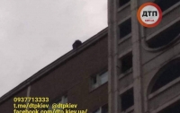 В Киеве подростки пытались спрыгнуть с крыши из-за неразделенной любви (видео)