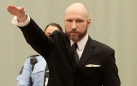 Брейвик сделал нацистское приветствие в зале суда